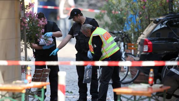 Polizeiermittler am Tatort in Ansbach, wo sich ein Selbstmordattentäter am Sonntag seinen Sprengstoffgürtel zur Explosion gebracht hat. Polizeiermittler am Tatort in Ansbach, wo sich ein Selbstmordattentäter am Sonntag seinen Sprengstoffgürtel zur Explosion gebracht hat.