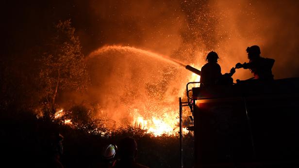 Feuerwehrmänner beim Versuch, die großflächigen Waldbrände in Portugal in den Griff zu bekommen Feuerwehrmänner beim Versuch, die großflächigen Waldbrände in Portugal in den Griff zu bekommen
