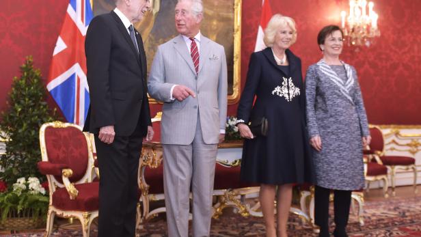 Der britische Thronfolger Prinz Charles (2.v.l.) und seine Ehefrau Herzogin Camilla (3.v.l.) werden von Bundespräsident Alexander Van der Bellen (l.) und seiner Ehefrau Doris Schmidauer (r.) empfangen.