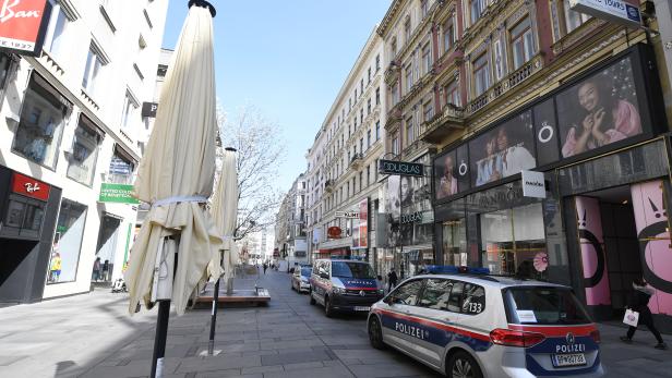 Kärntnerstraße in Wien: Viel Polizei, wenige Menschen. Was machen die Ausgangsbechränkungen mit uns und unserer Gesellschaft?