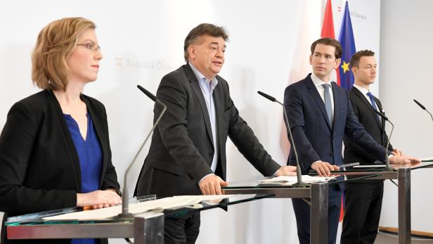 Klimaschutzministerin Gewessler (G), VK Kogler (G), BK Kurz (ÖVP) und Finanzminister Blümel (ÖVP) bei der Abschluss-PK im Rahmen einer Regierungsklausur