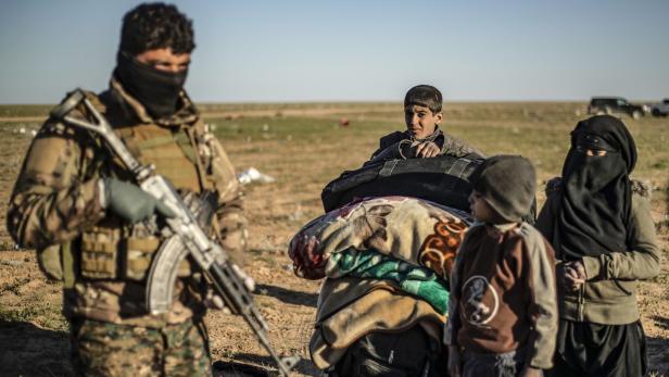 Kinder werden von kurdischen Truppen aus einem IS-Gebiet evakuiert (2019). Zu ihrem Schutz durften die Rückkehrer-Kinder, um die es in der aktuellen Geschichte geht, weder besucht noch fotografiert werden. Kinder werden von kurdischen Truppen aus einem IS-Gebiet evakuiert (2019). Zu ihrem Schutz durften die Rückkehrer-Kinder, um die es in der aktuellen Geschichte geht, weder besucht noch fotografiert werden.