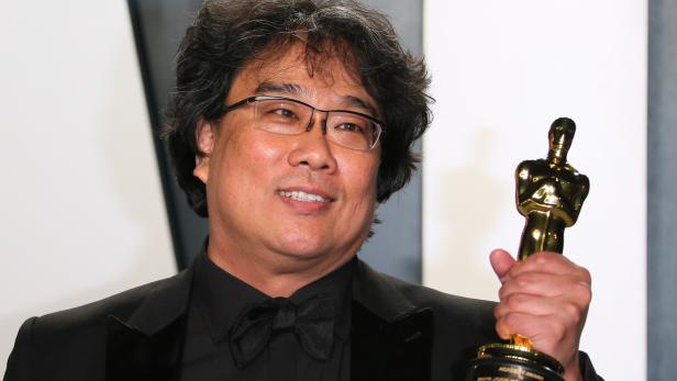 Regisseur Bong Joon-ho mit einer seiner vier Oscar-Statuen