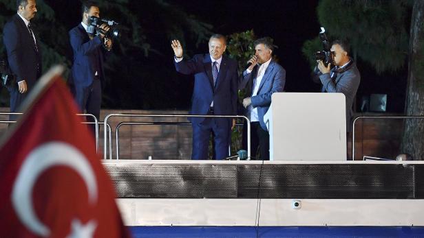 Erdogan winkt seinen Unterstützern Erdogan winkt seinen Unterstützern