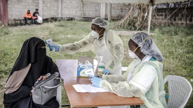 Kenia: Gesundheitspersonal misst die Temperatur eines Besuchers am Eingang des Mbagathi-Krankenhauses in Nairobi. Kenia: Gesundheitspersonal misst die Temperatur eines Besuchers am Eingang des Mbagathi-Krankenhauses in Nairobi.
