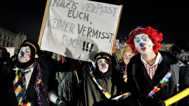 Teilnehmer einer Kundgebung gegen den Ball des Wiener Korporationsringes (WKR), seit 2012 bekannt als "Akademikerball", am Wiener Heldenplatz.