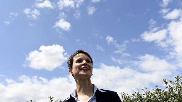 AfD-Chefin Frauke Petry. Mit Waffengewalt gegen Flüchtlinge AfD-Chefin Frauke Petry. Mit Waffengewalt gegen Flüchtlinge