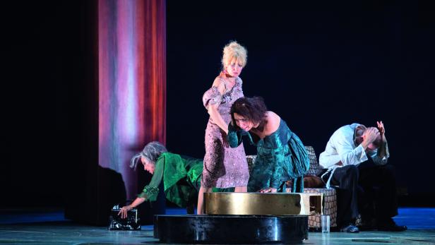 SOLIDE ERÖFFNUNGSPREMIERE: Szene aus der Oper "The Exterminating Angel"