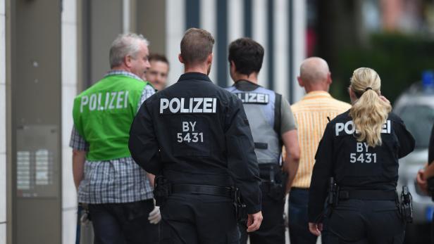 Die Polizei durchsucht ein Gebäude in der Dachauer Straße in München.