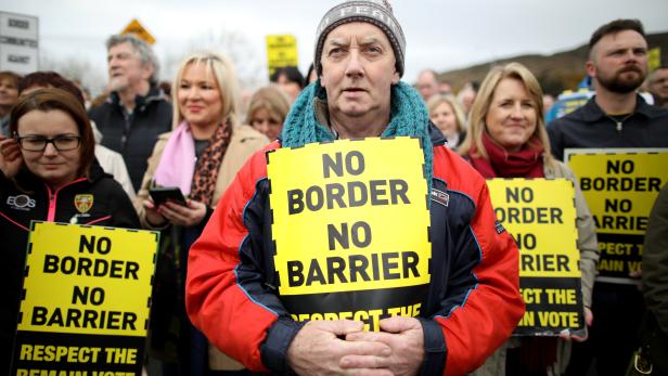 Proteste gegen eine Grenze zwischen Nordirland und Irland. Nordirland hat - wie Schottland - mehrheitlich gegen den Brexit gestimmt.