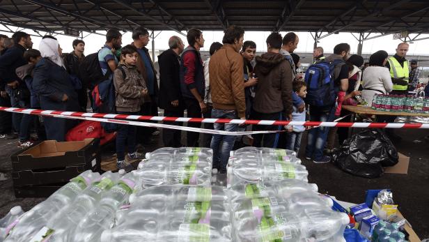  Flüchtlinge aus Ungarn werden bei ihrer Ankunft in Nickelsdorf vom Roten Kreuz verpflegt