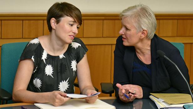 Ex-Grüne-Abgeordnete Sigrid Maurer mit ihrer Anwältin Maria Windhager 