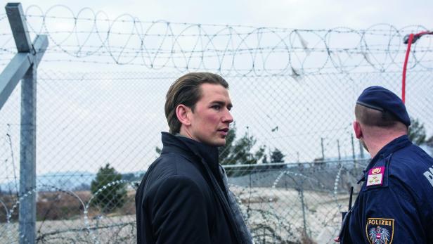 Sebastian Kurz an der mazedonisch-griechischen Grenze im Februar 2017 Sebastian Kurz an der mazedonisch-griechischen Grenze im Februar 2017