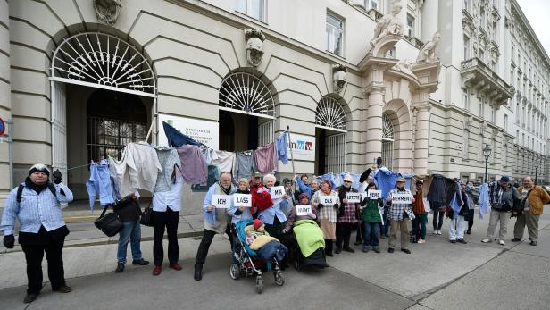 Aktion Armutskonferenz zur Mindestsicherung "Das letzte Hemd" im April 2016 vor dem Sozialministerium in Wien.