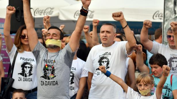 Davor Dragicevic (beide Arme in der Luft) Mitte Juli beim Protest von "Gerechtigkeit für David" in Banja Luka Davor Dragicevic (beide Arme in der Luft) Mitte Juli beim Protest von "Gerechtigkeit für David" in Banja Luka