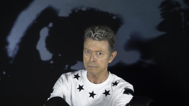 Vielleicht ist David Bowie wirklich nur der schwarz funkelnde Stern einer abstürzenden Unterhaltungsindustrie.