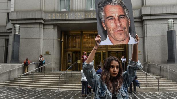Wie konnte dieser Mann bisher so glimpflich davon kommen? Ein Protest gegen Epstein vor dem Gerichtsgebäude in New York Wie konnte dieser Mann bisher so glimpflich davon kommen? Ein Protest gegen Epstein vor dem Gerichtsgebäude in New York