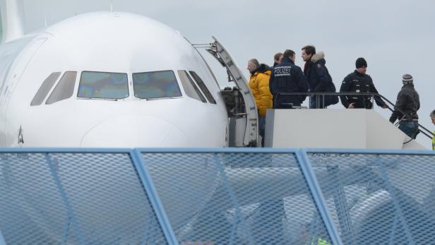 Abgelehnte Asylbewerber steigen in Baden-Württemberg im Rahmen einer landesweiten Sammelabschiebung in ein Flugzeug.