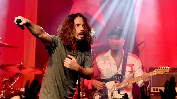 Chris Cornell hat sich im Alter von 52 das Leben genommen. Chris Cornell hat sich im Alter von 52 das Leben genommen.