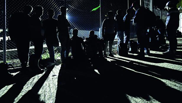 Flüchtlinge. Wir können gegen Vorurteile steuern, indem wir sie uns bewusst machen. Flüchtlinge. Wir können gegen Vorurteile steuern, indem wir sie uns bewusst machen.