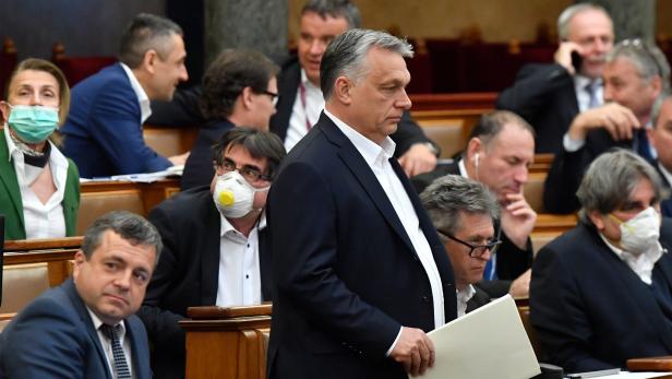 In Ungarn kann Ministerpräsident Viktor Orban derzeit ohne parlamentarische Kontrolle regieren In Ungarn kann Ministerpräsident Viktor Orban derzeit ohne parlamentarische Kontrolle regieren