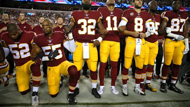 Stiller Protest. Spieler der Washington Redskins vor dem Spiel gegen die Oakland Raiders Stiller Protest. Spieler der Washington Redskins vor dem Spiel gegen die Oakland Raiders