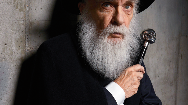 Skeptiker James Randi kokettiert mit den Symbolen des Aberglaubens Skeptiker James Randi kokettiert mit den Symbolen des Aberglaubens