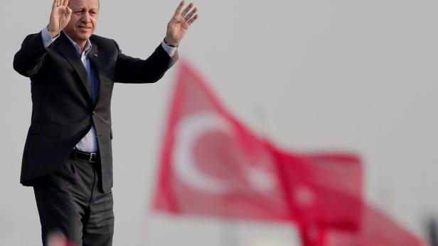 Für sein Verfassungsreferendum schürte Erdogan anti-europäische Ressentiments. - Erdogan, destekçilerini referandumda Avrupa karsiti söylemlerle kiskirtiyor.