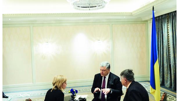 Petro Poroschenko im Gespräch mit Simone Brunner und Otmar Lahodynsky