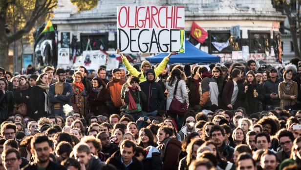 "Oligarchie, verschwinde!" Proteste in Paris "Oligarchie, verschwinde!" Proteste in Paris