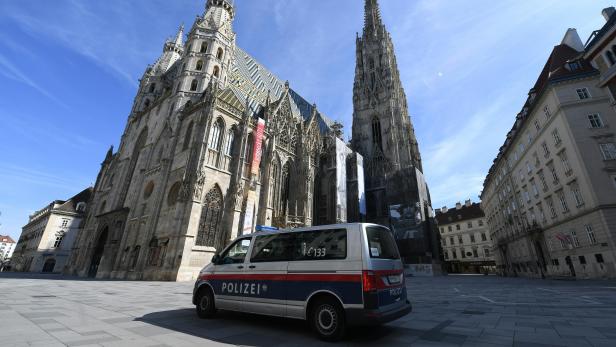 In Wien macht ermahnt die Polizei die Menschen in der Coronakrise per Lautsprecher