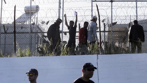 Das eingezäunte Flüchtlingscamp Moria auf der Insel Lesbos. Das eingezäunte Flüchtlingscamp Moria auf der Insel Lesbos.
