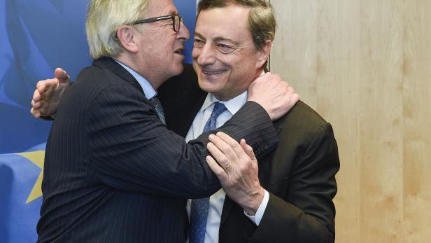 EU-Kommissionspräsident Jean-Claude Juncker mit dem Präsident der Europäischen Zentralbank Mario Draghi. EU-Kommissionspräsident Jean-Claude Juncker mit dem Präsident der Europäischen Zentralbank Mario Draghi.