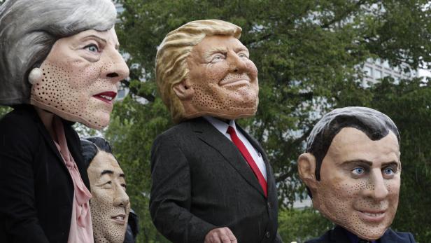 OXFAM-Mitglieder protestieren anlässlich des G-7-Gipfels OXFAM-Mitglieder protestieren anlässlich des G-7-Gipfels