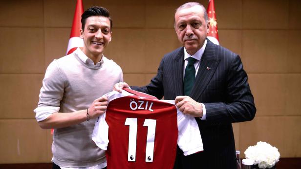 Mesut Özil und das umstrittene Foto mit dem türkischen Präsidenten Recep Tayyip Erdogan Mesut Özil und das umstrittene Foto mit dem türkischen Präsidenten Recep Tayyip Erdogan