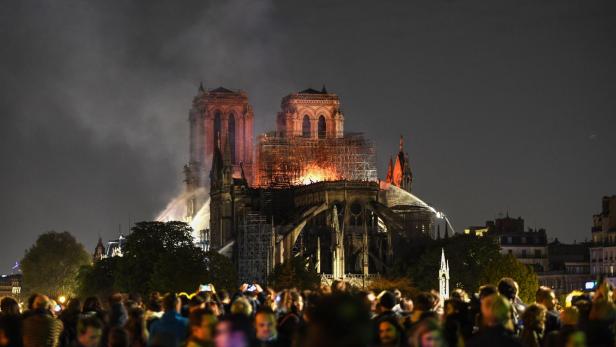 Die Pariser Kathedrale Notre Dame in Flammen