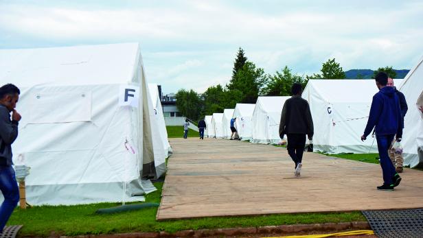 Zeltlager am Areal des Polizeisportplatzes in Linz: Rund 140 Asylwerber waren vergangenen Mittwoch hier untergebracht.