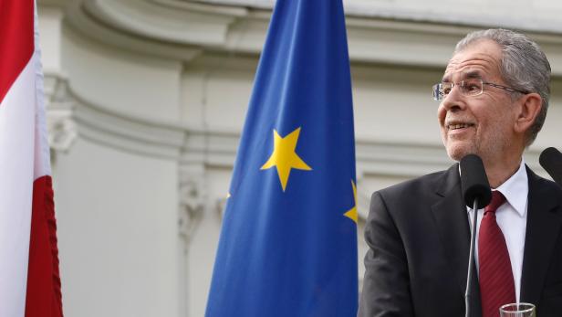 Alexander Van der Bellen bei seiner ersten Rede als designierter Bundespräsident. Alexander Van der Bellen bei seiner ersten Rede als designierter Bundespräsident.