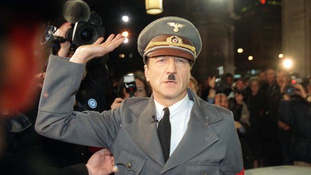 Kabarettist Hubsi Kramar ließ sich als Adolf Hitler in einem weißen Rolls Royce zum Opernball bringen