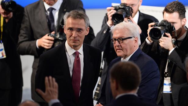 Nato-Generalsekretär Jens Stoltenberg (l) und Deutschlands Außenminister Frank-Walter Steinmeier bei der 52. Sicherheitskonferenz 