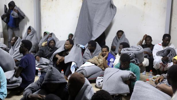 Migranten, aufgegriffen von der libyschen Küstenwache, in Tripolis. Migranten, aufgegriffen von der libyschen Küstenwache, in Tripolis.