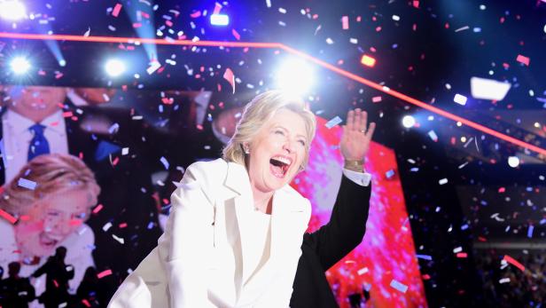 HIllary Clinton ist offiziell Präsidentschaftskandidatin der US-Demokraten und feiert ihre Kandidatur auf der Bühne des Parteitags der Demokraten in Philadelphia.