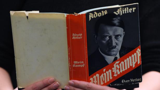 Weltweit ist Hitlers Buch in erstaunlich vielen Sprachen und noch mehr Ausgaben erhältlich. Weltweit ist Hitlers Buch in erstaunlich vielen Sprachen und noch mehr Ausgaben erhältlich.