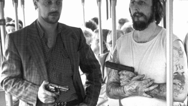 Die bewaffneten Geiselnehmer Dieter Degowski (l) und Hans-Jürgen Rösner am 17.8.1988 in dem in Bremen gekaperten Linienbus.