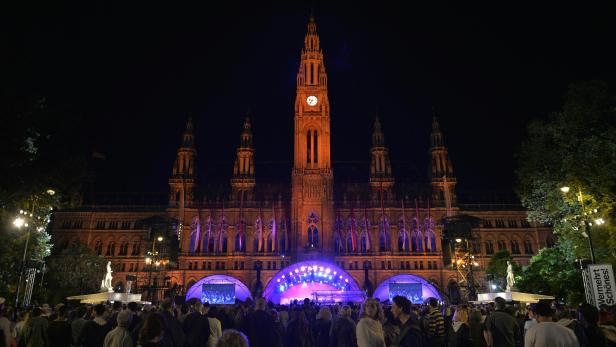 Die Bühne mit dem beleuchteten Rathaus am Freitag, 12. Mai 2017, anlässlich der Eröffnung der Wiener Festwochen 2017 am Wiener Rathausplatz