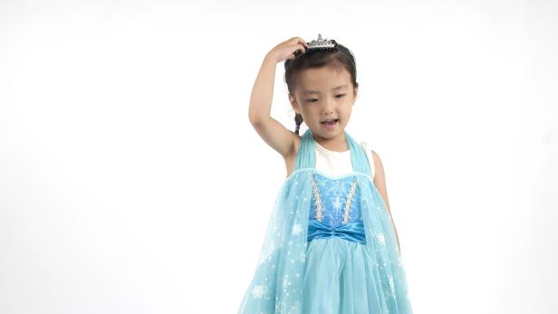 Kleines Mädchen verkleidet als Elsa ("Frozen").