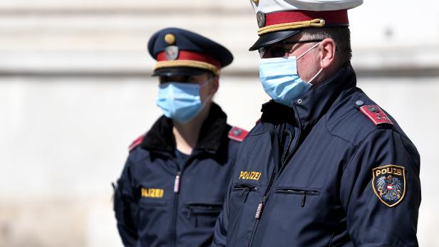 Polizei mit Mund- und Nasenschutz auf Streife