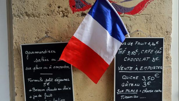 Frankreichs Flagge vor einem Restaurant in Bordeaux zum Gedenken an die 130 Todesopfer der Anschläge von Paris am 13. November Frankreichs Flagge vor einem Restaurant in Bordeaux zum Gedenken an die 130 Todesopfer der Anschläge von Paris am 13. November