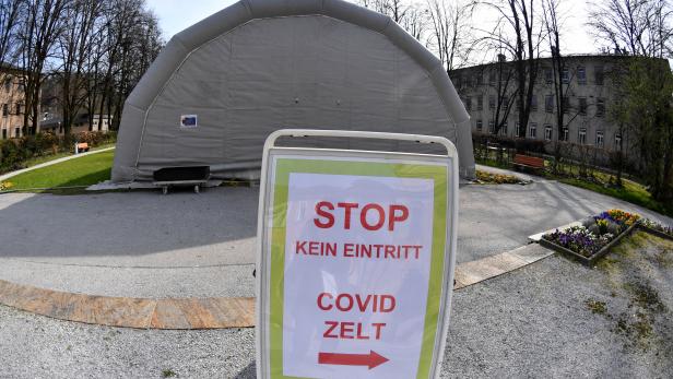 Ein Zelt des Covid-19-Spital am Uniklinikum Salzburg (SALK). Dort sollen alle mit dem Corona-Virus infizierten Personen behandelt werden, die aufgrund ihrer Symptome in einem Krankenhaus betreut werden müssen.