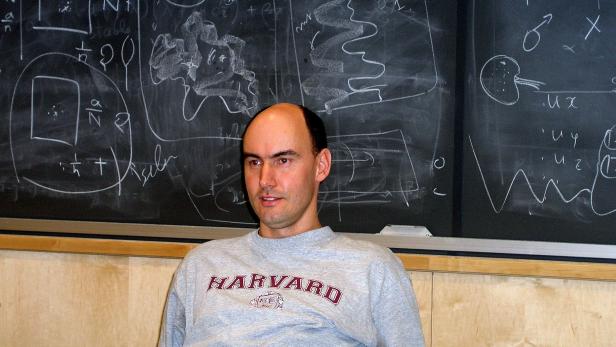 Der österreichische Mathematiker und Biologe Martin Nowak an der Harvard university in Boston im Jahr 2003.